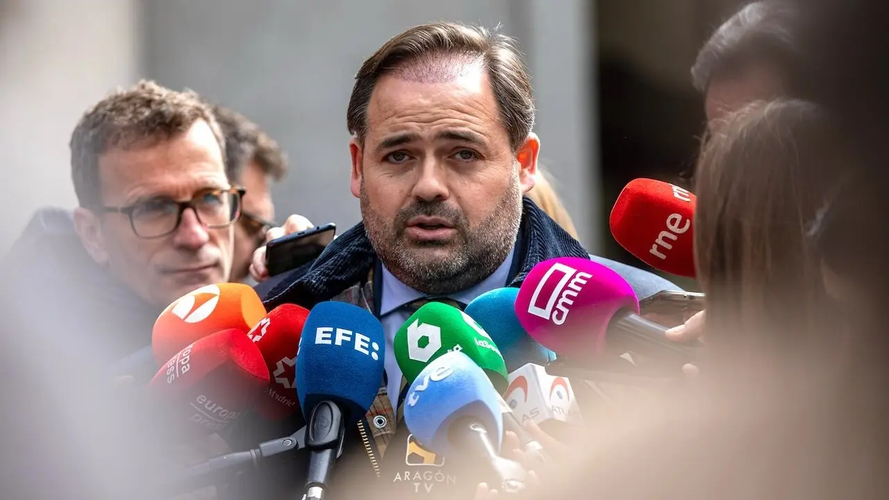 El presidente del PP de Castilla-La Mancha, Paco Núñez, atendiendo a los medios de comunicación momentos antes de asistir al Comité Ejecutivo nacional del partido