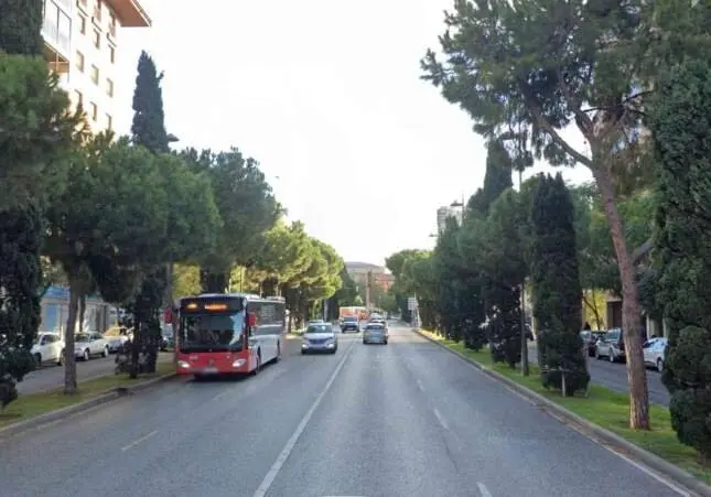 Un chico de 16 años herido crítico al ser arrollado por un autobús en una avenida
