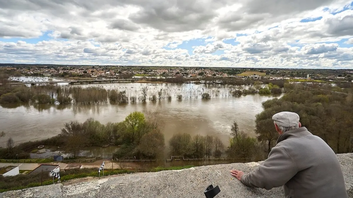 La bajada del caudal del río Alberche a su paso por el término municipal de Escalona (Toledo) ha permitido una ligera mejoría en la situación de las urbanizaciones más próximas al cauce, si bien aún unas "cincuenta o sesenta viviendas siguen rodeadas de agua" - EFE/Manu Reino