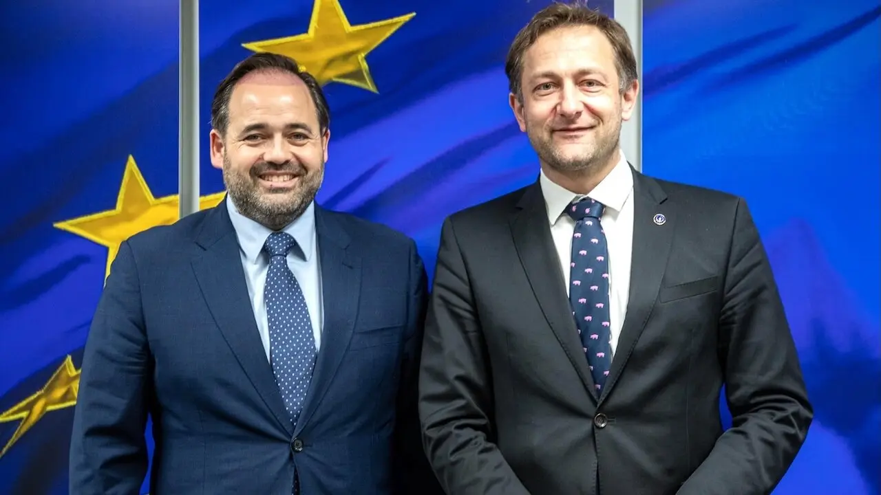 El presidente del Partido Popular de Castilla-La Mancha, Paco Núñez, con el comisario europeo de Agricultura y Desarrollo Rural, Christophe Hansen