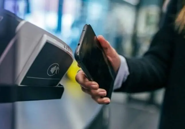 ¿Te salen compras en el banco que no has hecho? La estafa con la que venden tu tarjeta