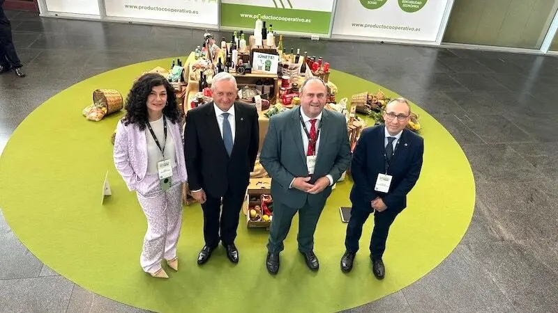 El consejero de Agricultura, Ganadería y Desarrollo Rural, Julián Martínez Lizán, asiste al Congreso de Cooperativas Agro-alimentarias de España