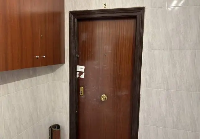 La puerta precintada que esconde lo que los vecinos quieren saber: ¿quién ha matado a Rafa?