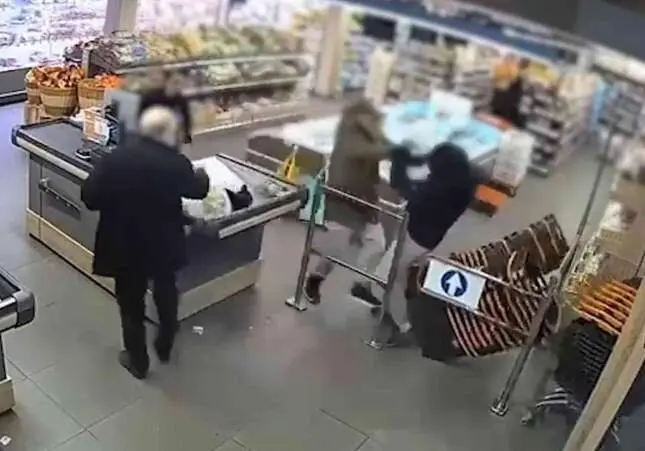 VIDEO. Un cliente frustra un asalto violento en un súper saltándole encima al ladrón