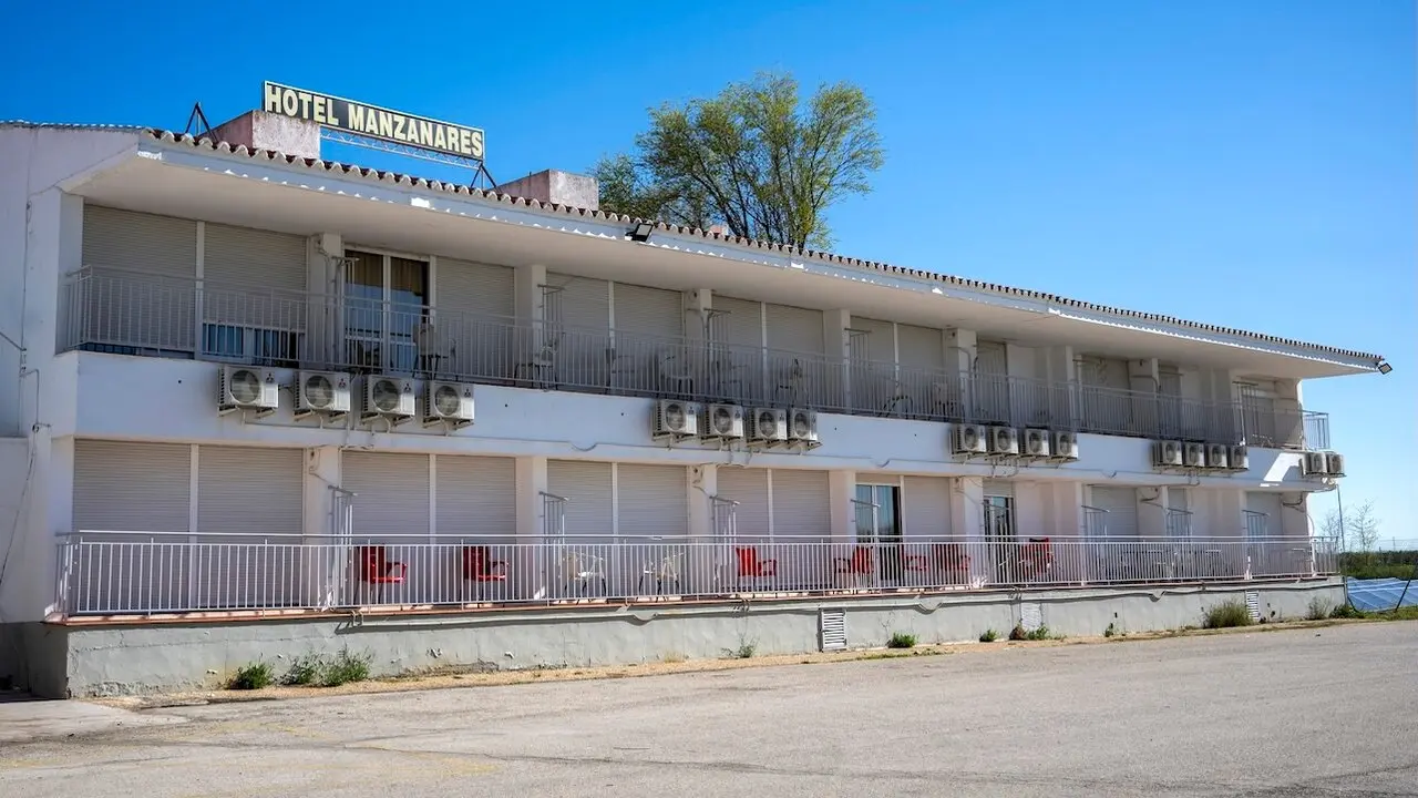La previsión de que un centenar de personas migrantes, con edades entre los 20 y 40 años, lleguen a mediados de abril a un hotel de Manzanares (Ciudad Real) ha generado revuelo entre la población del municipio - EFE/Jesús Monroy