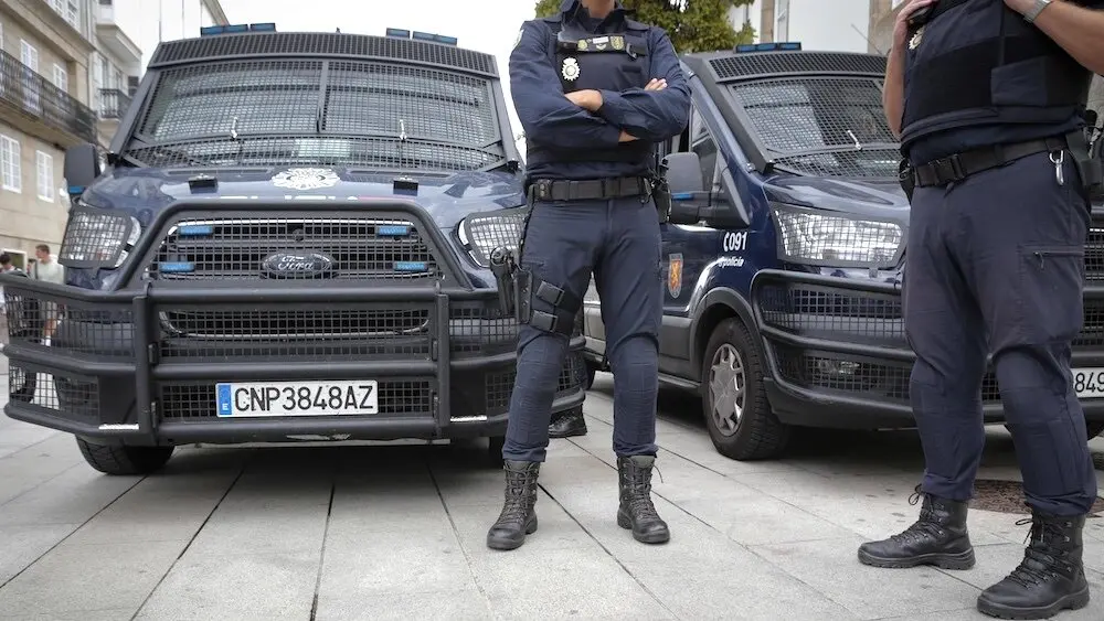 policía nacional, patrulla, lecheras, furgón policial, agentes,