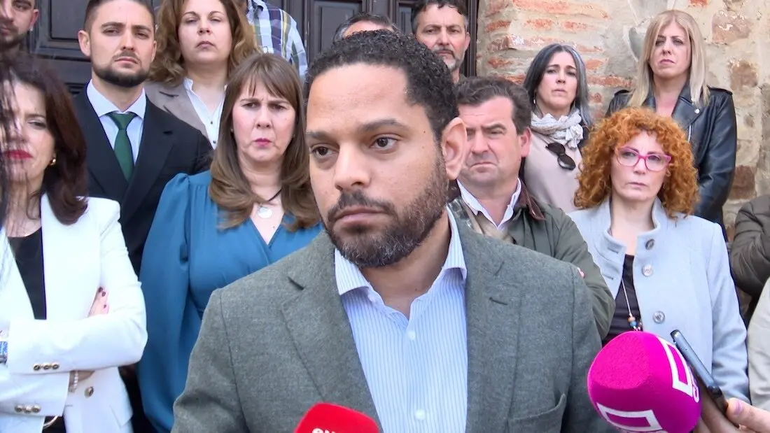 El secretario general de Vox, Ignacio Garriga, atendiendo a los medios de comunicación este miércoles en Ciudad Real