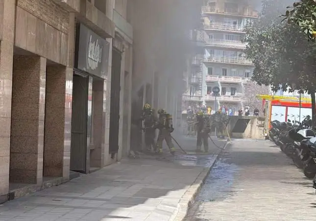 Muere un trabajador y otro herido en una explosión e incendio en un supermercado