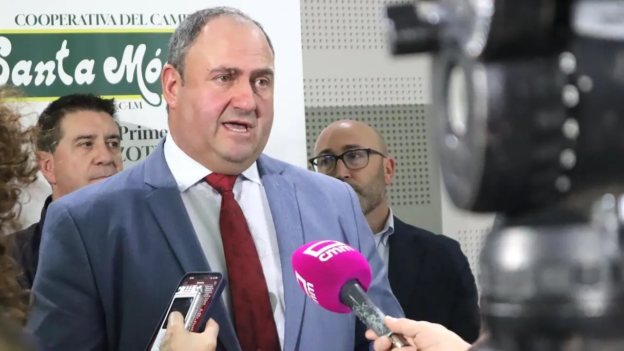 El consejero de Agricultura, Ganadería y Desarrollo Rural, Julián Martínez Lizán, atendiendo a los medios de comunicación este sábado en Balazote (Albacete)
