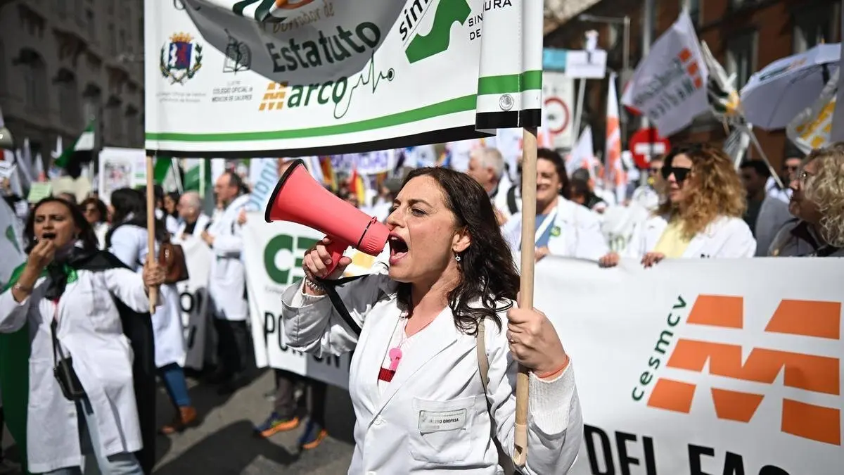 Miles de médicos se manifiestan para reclamar mejoras laborales y un estatuto propio