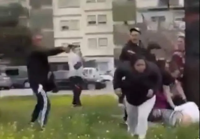 VIDEO. Una batalla campal en plena calle acaba con un tiroteo y al menos dos heridos