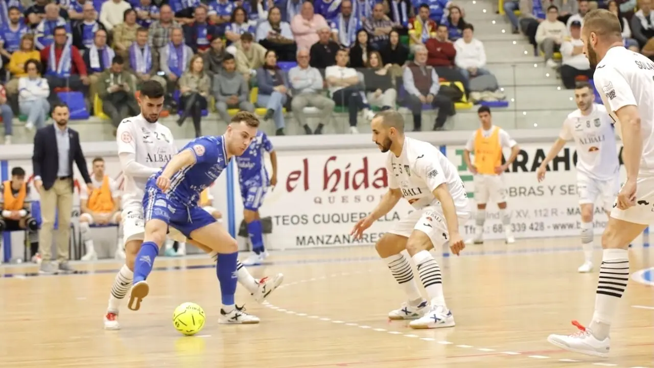 El Valdepeñas vence al Manzanares en el derbi para acercarse a la permanencia (3-7)