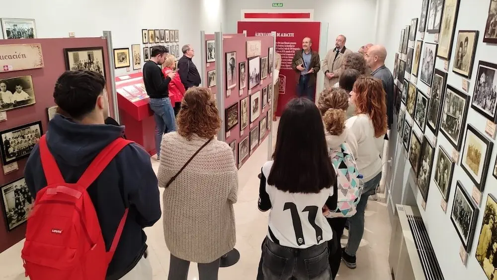 Una muestra de 300 fotografías invita a viajar por más de un siglo de historia de Albacete