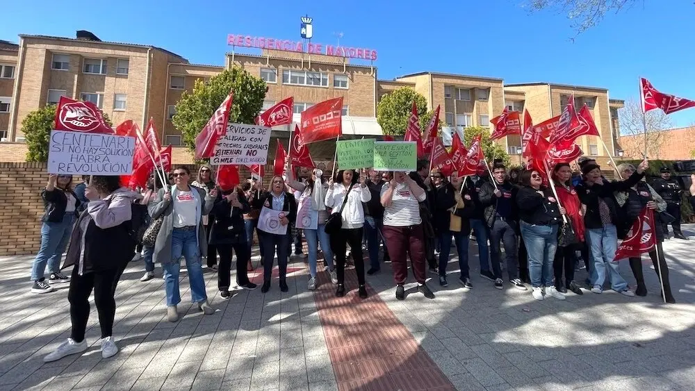 Trabajadoras de Centanari Salud protestan ante el retraso en el pago de nóminas en la residencia del Paseo de la Cuba de Albacete durante la concentración este lunes