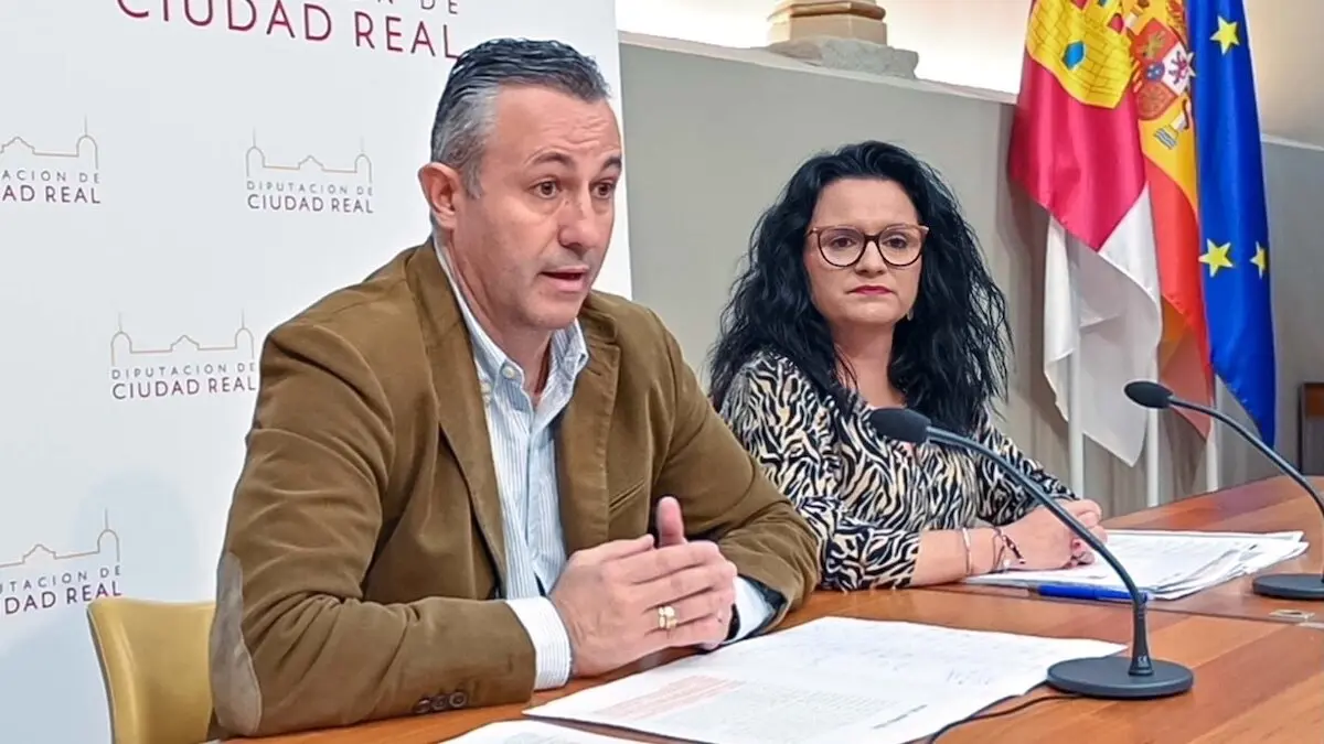 La portavoz del equipo de Gobierno de la Diputación de Ciudad Real, Rocío Zarco, y el vicepresidente cuarto, Adrián Fernández, en rueda de prensa