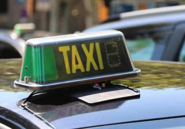 Se duerme en un taxi y cuando la policía lo despierta hay sorpresa: iba cargado de droga