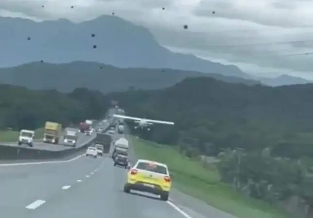 VIDEO. Espectacular aterrizaje de una avioneta en una autopista, como si aparcara entre camiones