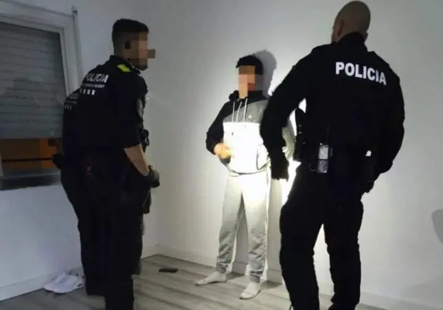 Alquilan un piso y se llevan una sorpresa al hacer la mudanza: se les acaba de colar un okupa