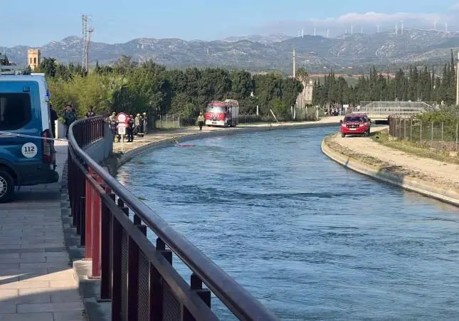 Muere una menor y dos heridos tras salirse de la vía un coche y caer a un canal