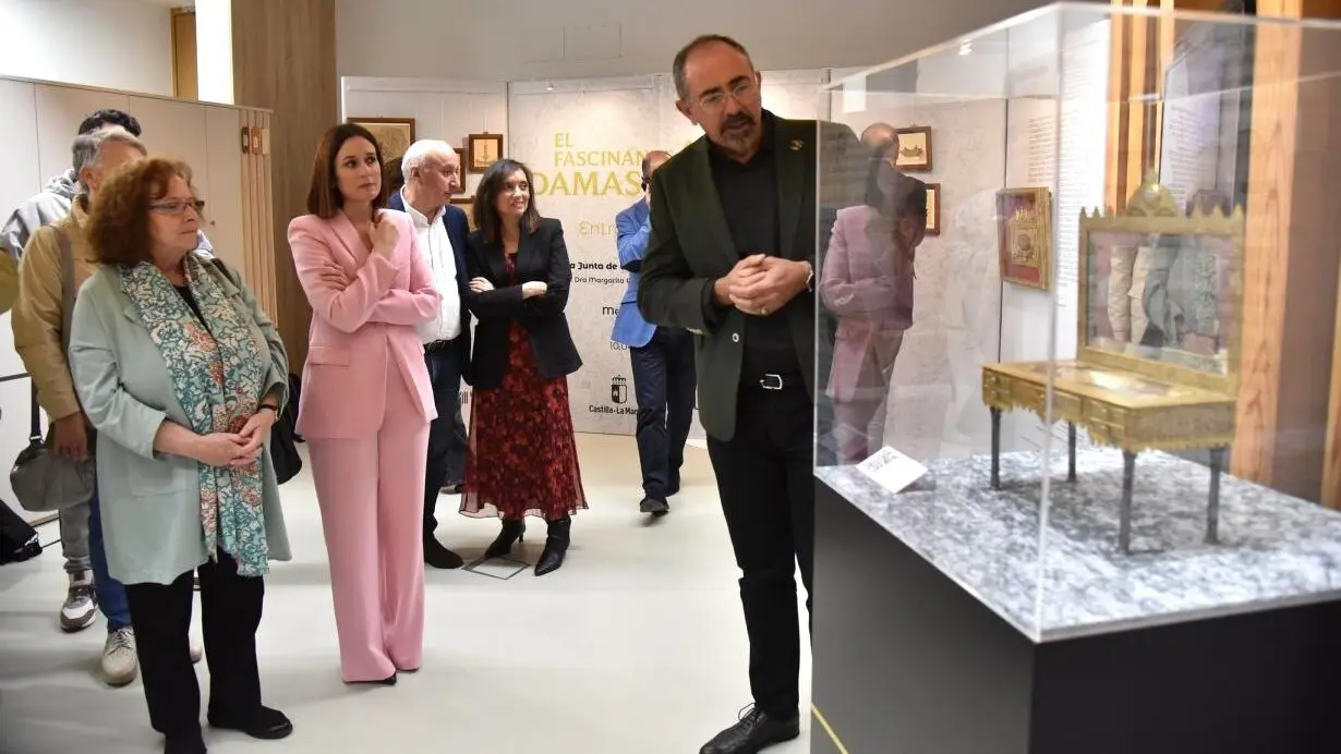 La directora general de Turismo, Comercio y Artesanía, Ana Isabel Fernández, ha inaugurado la primera exposición que se realiza en la Mezquita de Tornerías de Toledo, sobre la historia del damasquinado