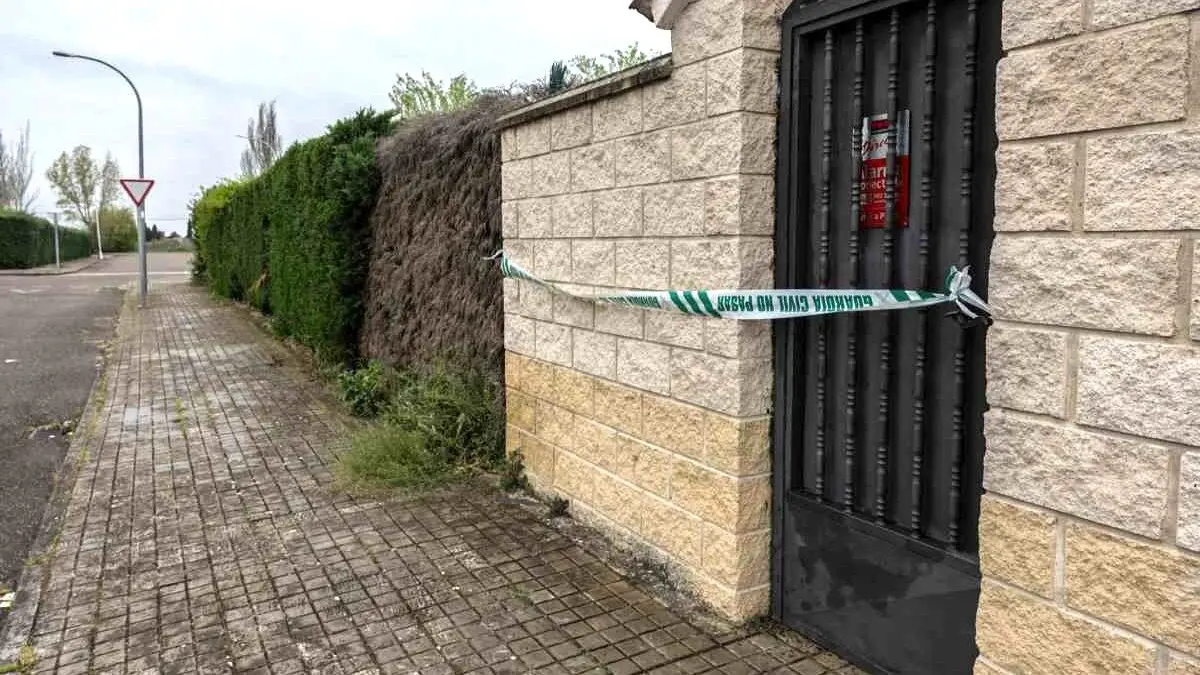 Detenido por matar a su hijo de 37 años a tiros con una escopeta en Escalona (Toledo). En la imagen el domicilio donde ha ocurrido el crimen - EFE/Ángeles Visdómine