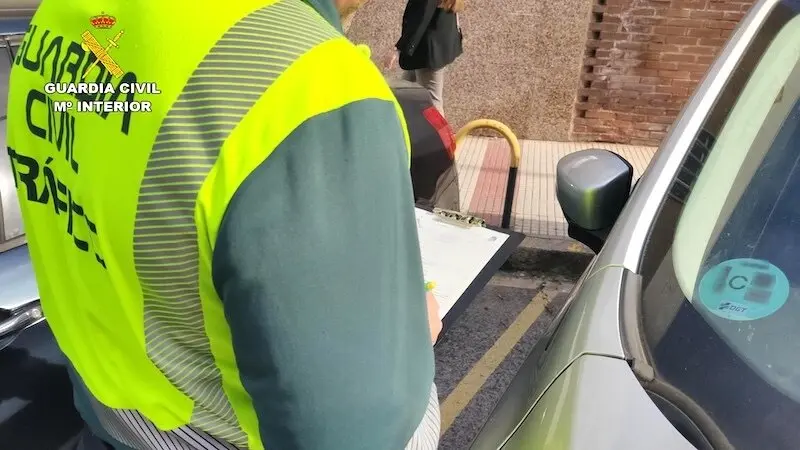Cae un grupo que falsificaba informes para obtener el distintivo ambiental de vehículos