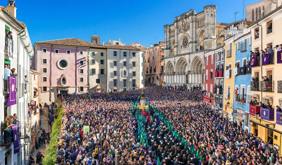 En la imagen la popular procesión Camino del Calvario de la Semana Santa de Cuenca, más conocida como Las Turbas