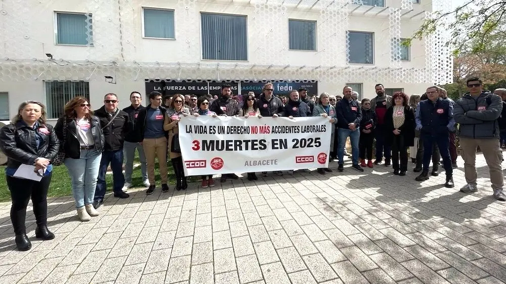 Los sindicatos se concentran ante la sede de Feda tras la muerte de otro trabajador en un accidente laboral