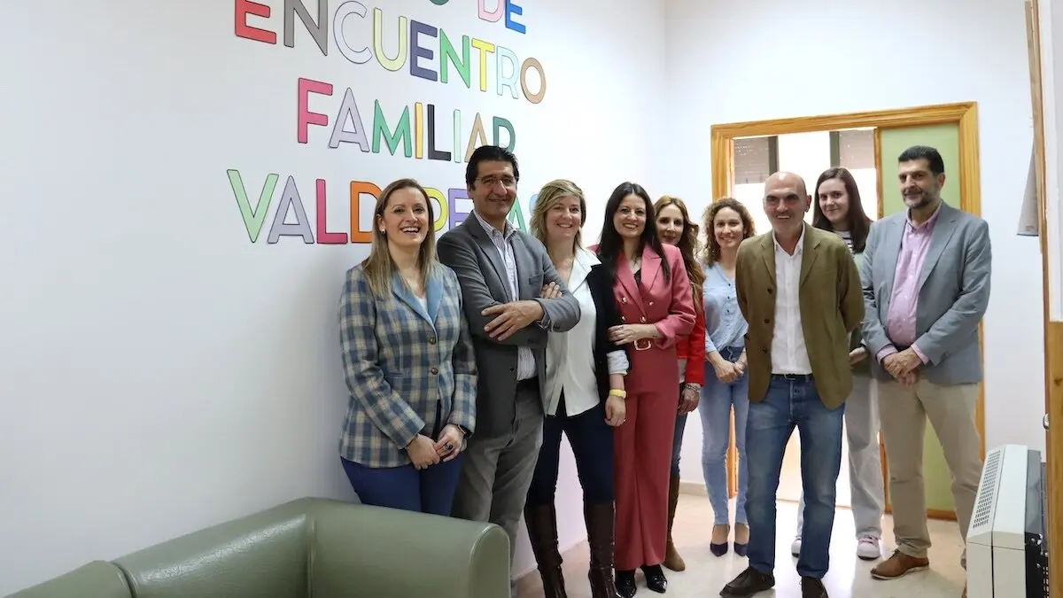 El vicepresidente segundo del Gobierno de Castilla-La Mancha, José Manuel Caballero, ha inaugurado el nuevo punto de encuentro familiar de Valdepeñas (Ciudad Real)