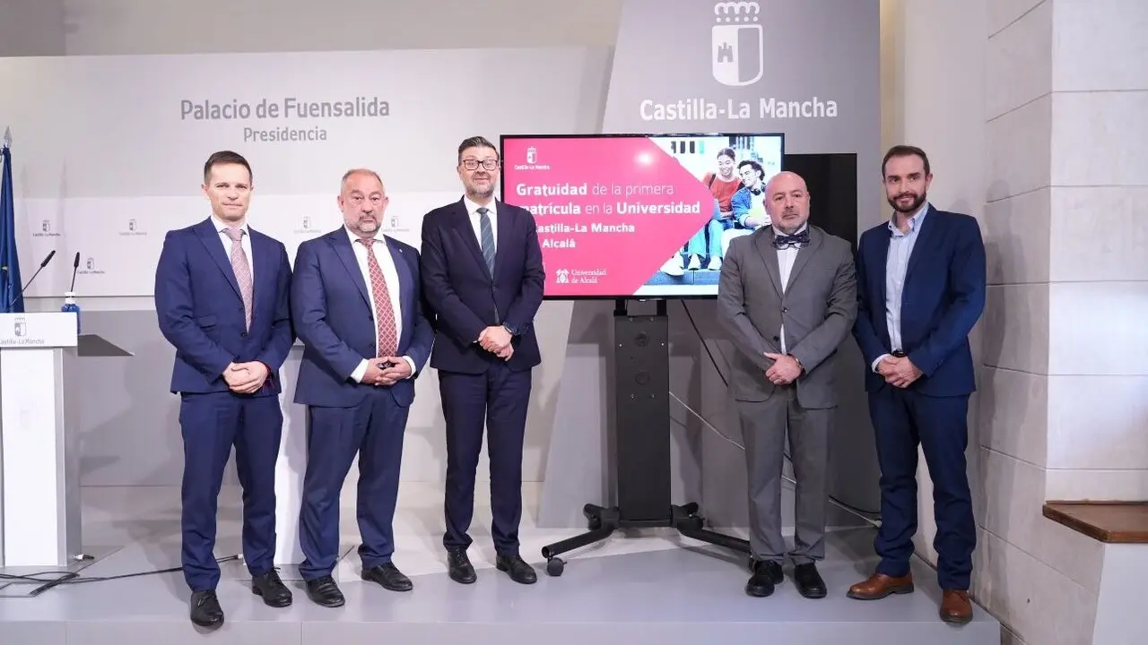 El consejero de Educación, Cultura y Deportes, Amador Pastor, ofrece una rueda de prensa para informar de la gratuidad de la primera matrícula en la Universidad de Castilla-La Mancha (UCLM) y en la Universidad de Alcalá (UAH)