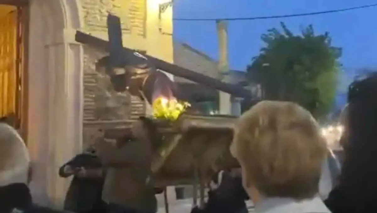 Una 'levantá' acaba con la imagen del Cristo por el suelo en Cobisa (Toledo)