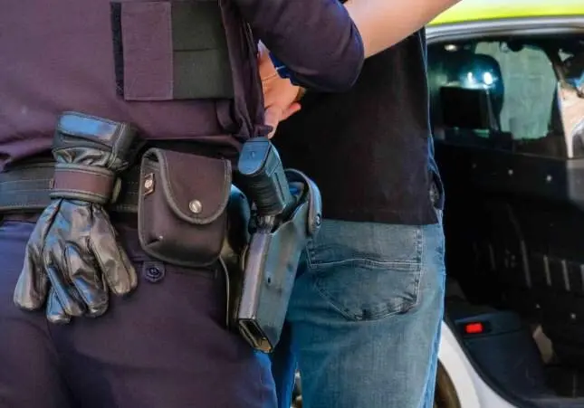 Un agente fuera de servicio le ve robar a dos ancianas y lo sigue hasta detenerlo