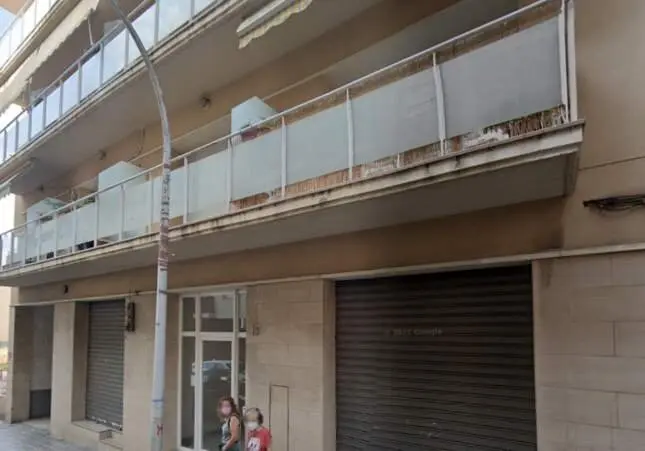 Vecinos evitan un robo con un ladrón atrapado en el balcón del piso que querían saquear