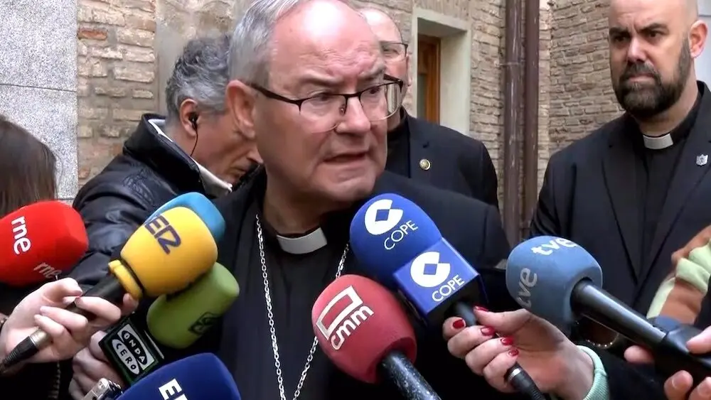 El arzobispo de Toledo, Francisco Cerro Chaves, atendiendo a los medios de comunicación este lunes tras la muerte del Papa Francisco