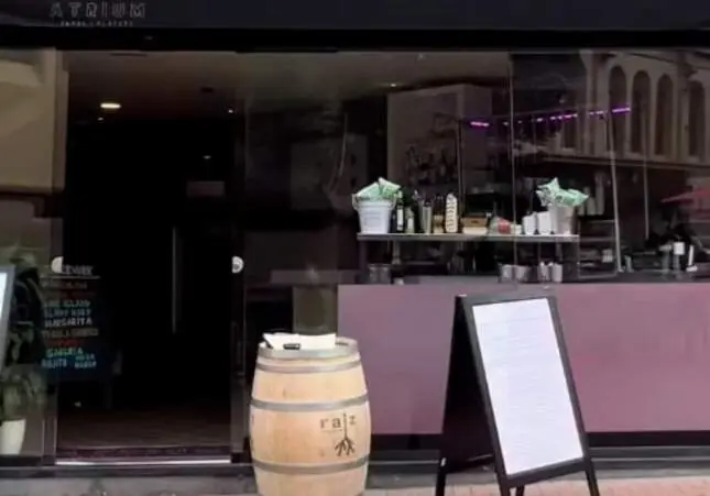 Encapuchados asaltan un bar e intentan huir por un piso con inquilinos durmiendo