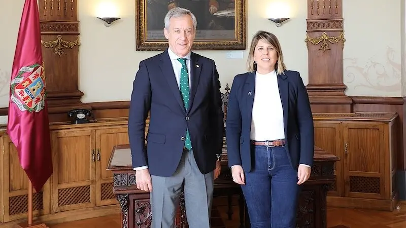 El presidente de Eurocaja Rural, Javier López Martín, ha realizado una visita institucional al Ayuntamiento de Cartagena, donde fue recibido por la alcaldesa Noelia María Arroyo Hernández