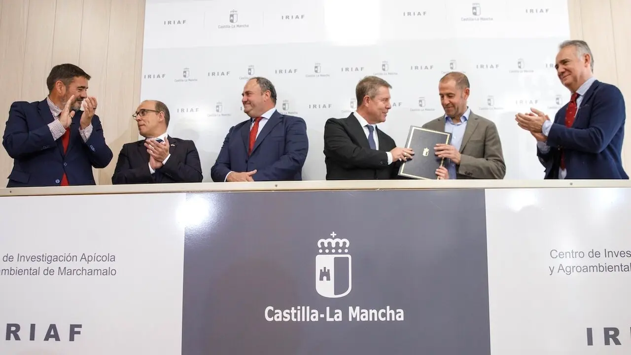 El presidente de Castilla-La Mancha, Emiliano García-Page, ha presidido en Marchamalo (Guadalajara), el acto de firma del protocolo de actuación para la creación del Centro Tecnológico del Huevo