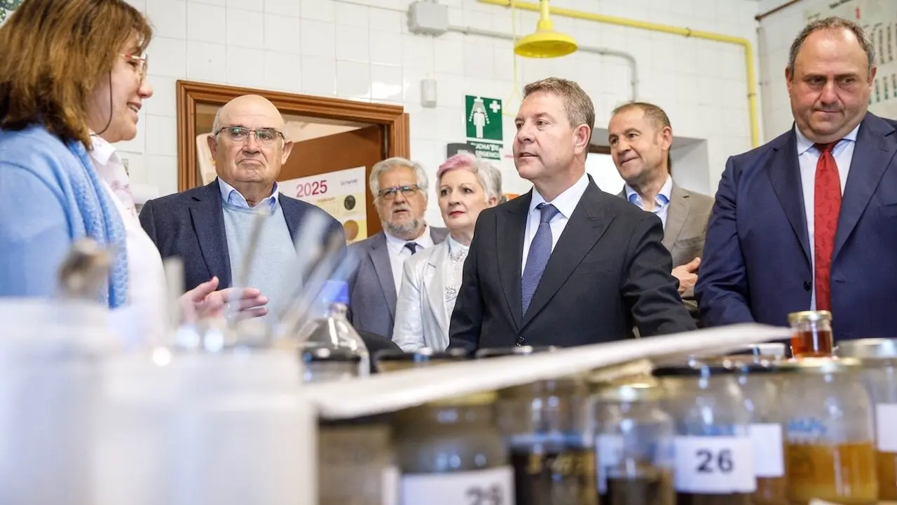El presidente de Castilla-La Mancha, Emiliano García-Page, ha presidido en Marchamalo (Guadalajara), el acto de firma del protocolo de actuación para la creación del Centro Tecnológico del Huevo