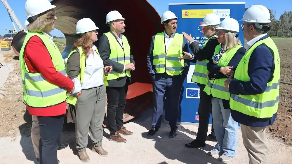 El vicepresidente segundo del Gobierno de Castilla-La Mancha, José Manuel Caballero, ha visitado las obras del proyecto de conexión hidráulica directa de las redes de riego de las balsas 1 y 2 con el embalse de Peñarroya, en la Comunidad de Regantes del Pantano Estrecho de Peñarroya