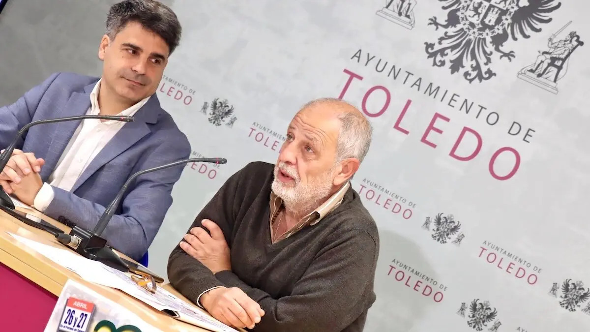 El concejal de Hacienda, Fondos Europeos y Participación Ciudadana, Juan José Alcalde, junto al presidente de la Federación de Asociaciones Vecinales 'El Ciudadano', José Luis Calvo