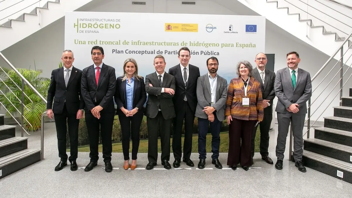 El presidente de Castilla-La Mancha, Emiliano García-Page, asiste en Puertollano (Ciudad Real), al acto de lanzamiento del Plan Conceptual de Participación Pública (PCPP) de la red de hidrógeno, en el Centro Nacional del Hidrógeno