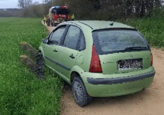Se emborracha, pone al volante a su hijastra menor y acaban teniendo un accidente