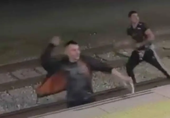 VIDEO. Unos chicos ebrios invaden las vías en la estación y atacan a los vigilantes
