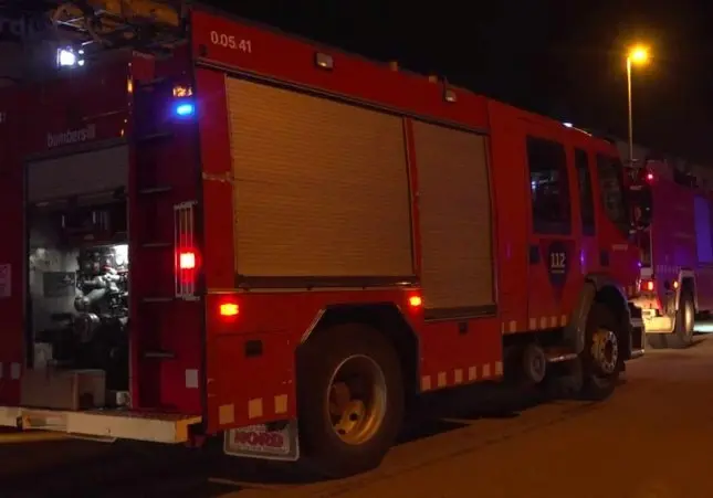 Al menos un vecino muerto y varios rescatados en un incendio en un bloque de pisos