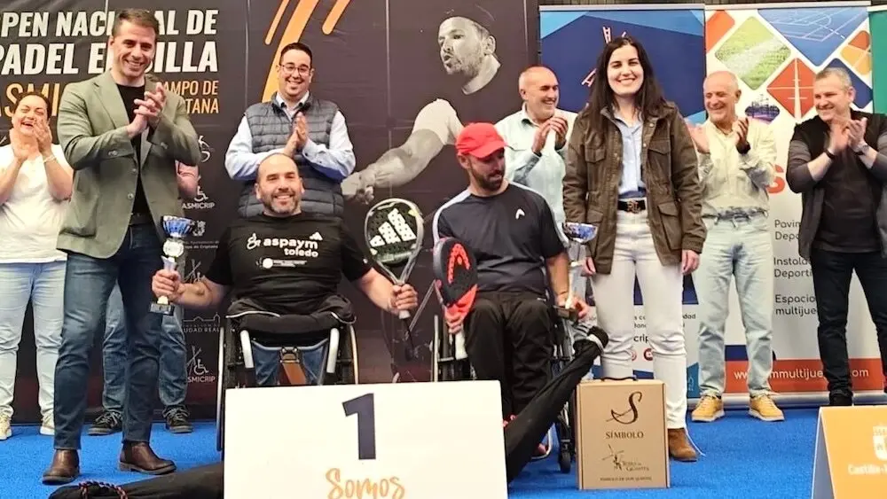 El director general de Juventud y Deportes del Gobierno de Castilla-La Mancha, Carlos Yuste, ha asistido a la final del VI Open Nacional de Pádel en Silla de Ruedas 'ASMICRIP'