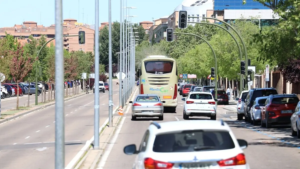 Semáforos apagados en una avenida de Toledo, este lunes. El suministro eléctrico se ha interrumpido en toda la España peninsular en torno a las 12:30 horas del mediodía por causas aún desconocidas - EFE/Ismael Herrero