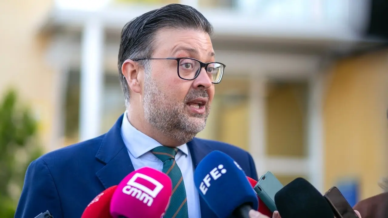 El consejero de Educación, Cultura y Deportes de Castilla-La Mancha, Amador Pastor, atendiendo a los medios de comunicación este martes