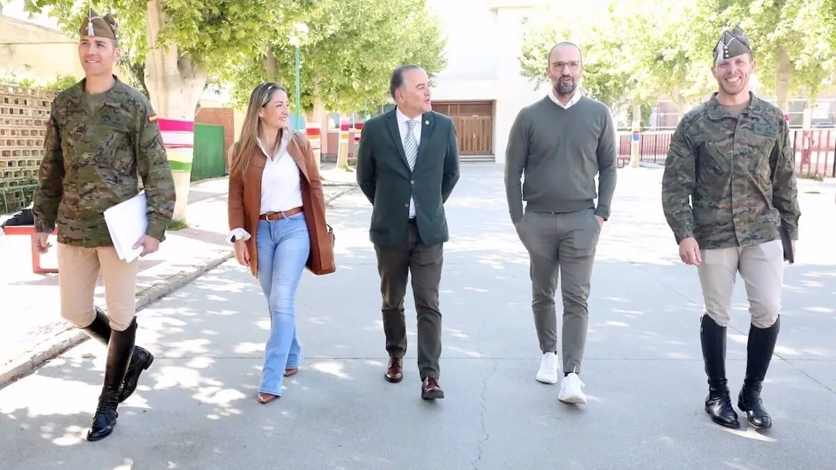 El alcalde de Talavera de la Reina (Toledo), José Julián Gregorio, con miembros de la Guardia Real