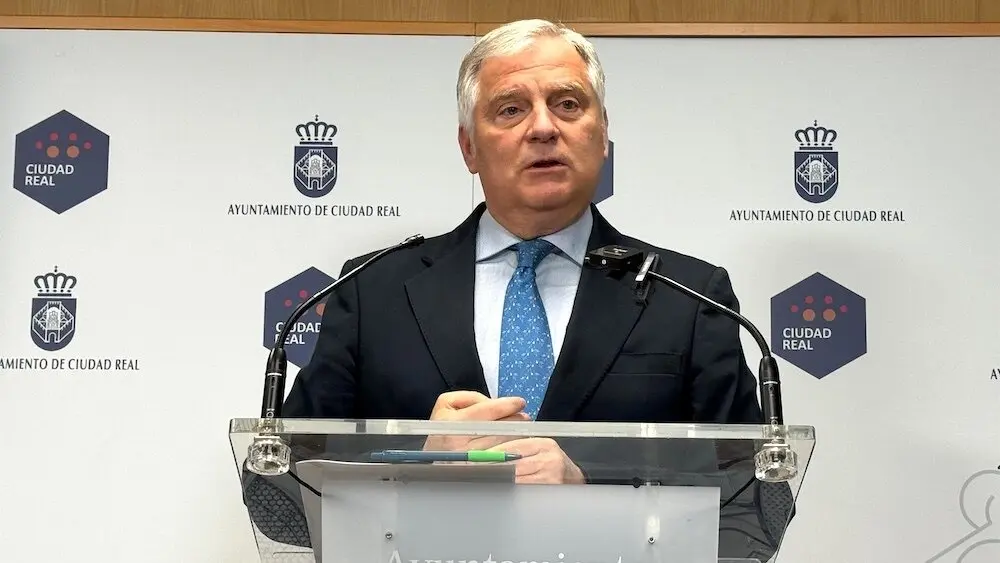 El alcalde de Ciudad Real, Francisco Cañizares, durante la rueda de prensa que ha ofrecido para informar de las actuaciones ante el apagón