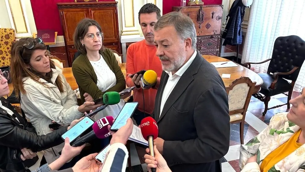 El alcalde de Cuenca, Darío Dolz, atendiendo a los medios de comunicación este martes para informar de las actuaciones tras el apagón
